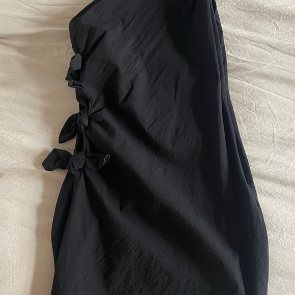 Super cute one shoulder black cocktail minidress with cutout bow details. - Picture 3 of 3